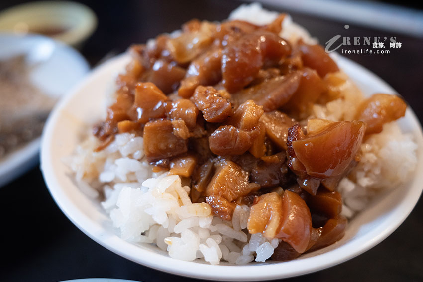新莊巷弄裡的隱藏版美食，芋頭米粉湯和白斬玉米雞超厲害，魯肉飯配爆漿荷包蛋是老饕點法