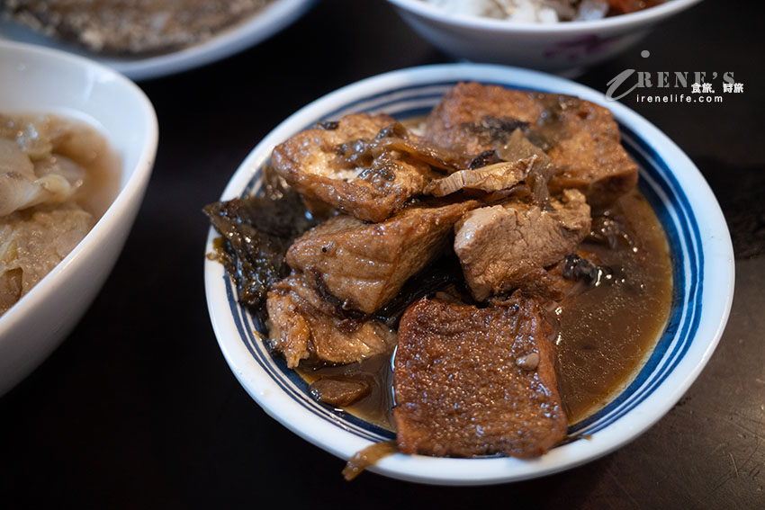 新莊巷弄裡的隱藏版美食，芋頭米粉湯和白斬玉米雞超厲害，魯肉飯配爆漿荷包蛋是老饕點法