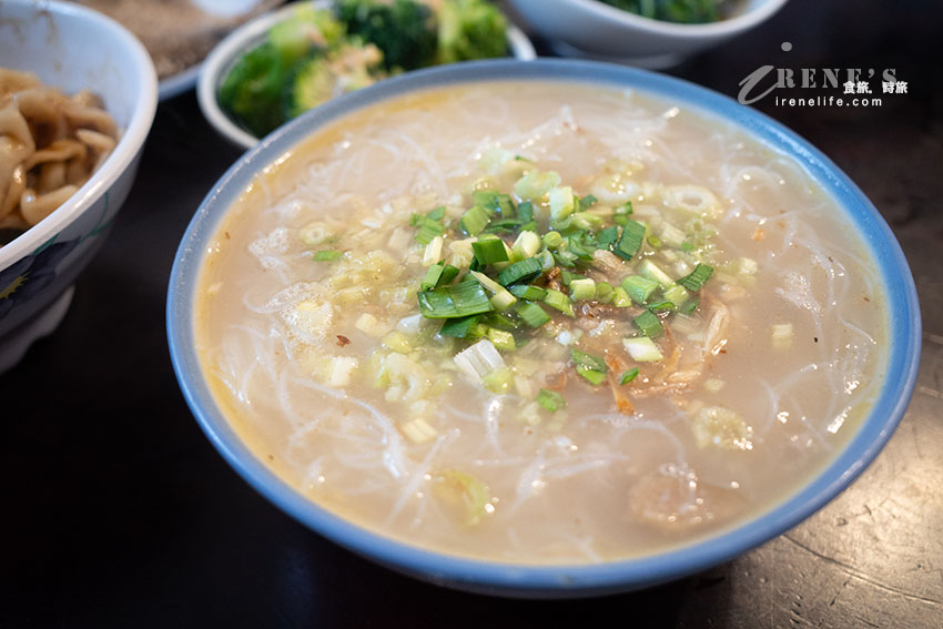 新莊巷弄裡的隱藏版美食，芋頭米粉湯和白斬玉米雞超厲害，魯肉飯配爆漿荷包蛋是老饕點法
