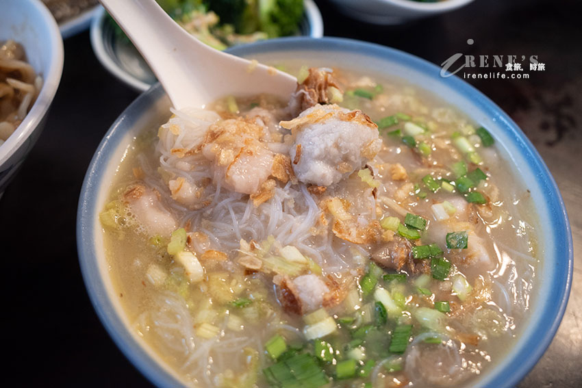 新莊巷弄裡的隱藏版美食，芋頭米粉湯和白斬玉米雞超厲害，魯肉飯配爆漿荷包蛋是老饕點法