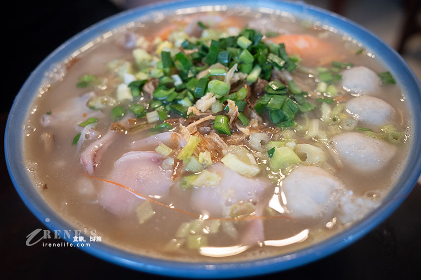 新莊巷弄裡的隱藏版美食，芋頭米粉湯和白斬玉米雞超厲害，魯肉飯配爆漿荷包蛋是老饕點法