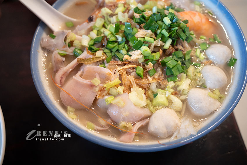 新莊巷弄裡的隱藏版美食，芋頭米粉湯和白斬玉米雞超厲害，魯肉飯配爆漿荷包蛋是老饕點法