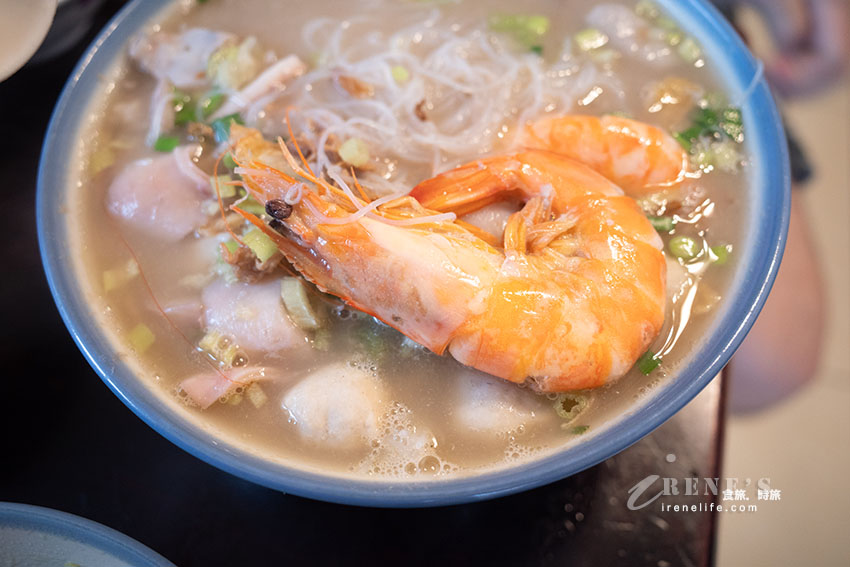 新莊巷弄裡的隱藏版美食，芋頭米粉湯和白斬玉米雞超厲害，魯肉飯配爆漿荷包蛋是老饕點法