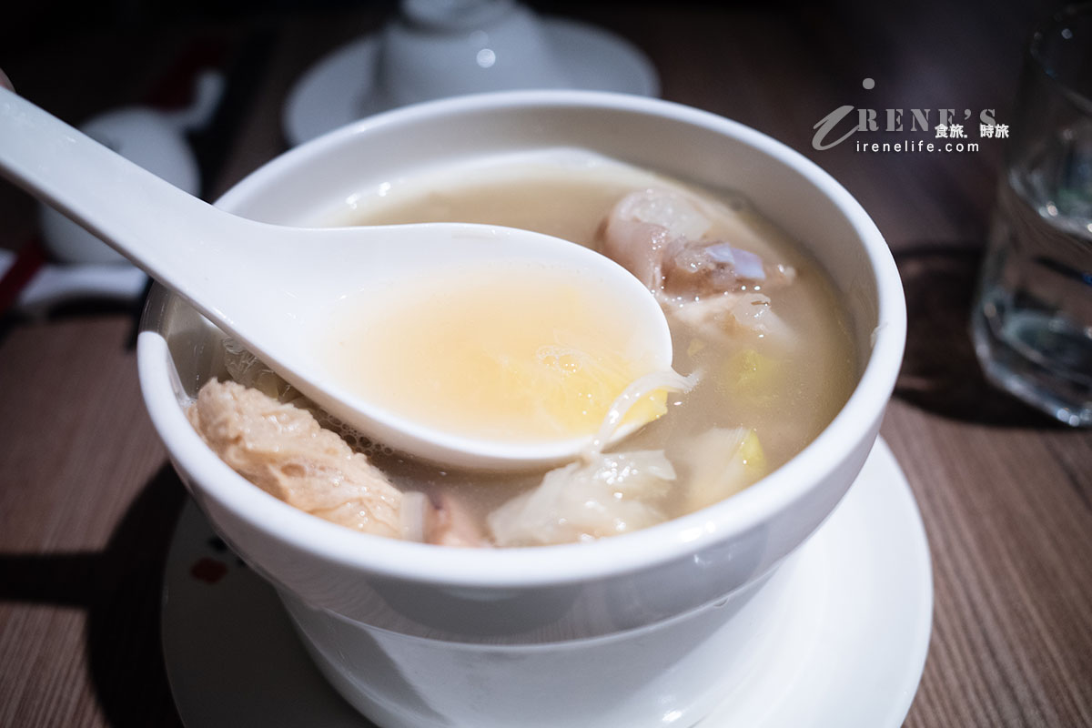 台北車站平價客家菜，傳統與創新的融合，玫瑰造型的豆花剉冰超吸睛
