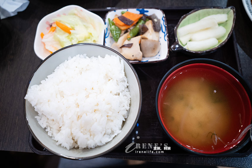 新莊輔大平價好吃的定食餐廳,白飯&湯可免費再續一次,內用還有紅茶無限供應 新莊輔大平價好吃的定食餐廳,白飯&湯可免費再續一次,內用還有紅茶無限供應