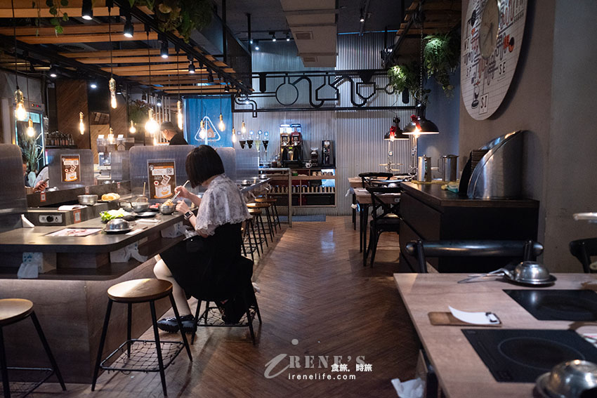 就像闖入實驗室的網美火鍋店，用餐環境舒適，餐點不貴有特色，11歲以下低消100元