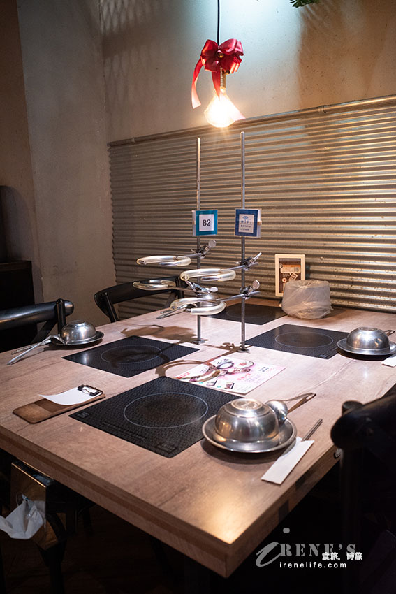 就像闖入實驗室的網美火鍋店,用餐環境舒適,餐點不貴有特色,11歲以下低消100元 就像闖入實驗室的網美火鍋店,用餐環境舒適,餐點不貴有特色,11歲以下低消100元