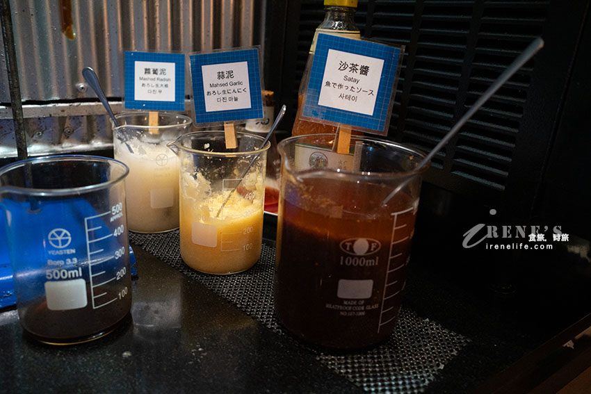 就像闖入實驗室的網美火鍋店，用餐環境舒適，餐點不貴有特色，11歲以下低消100元