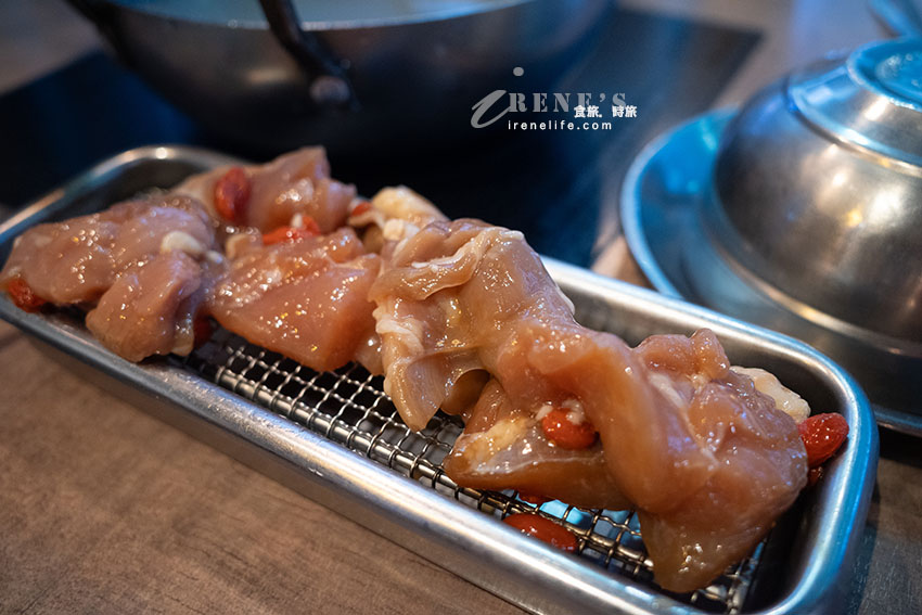就像闖入實驗室的網美火鍋店,用餐環境舒適,餐點不貴有特色,11歲以下低消100元 就像闖入實驗室的網美火鍋店,用餐環境舒適,餐點不貴有特色,11歲以下低消100元
