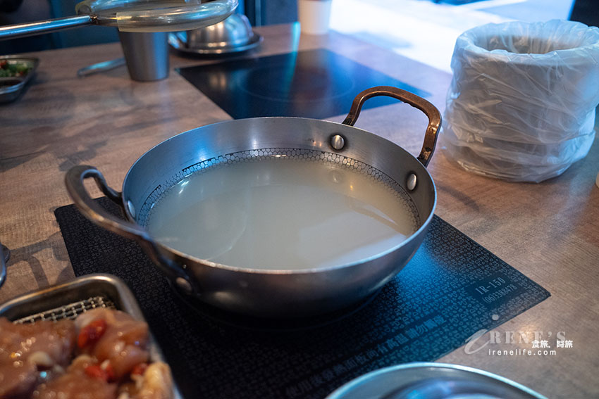 就像闖入實驗室的網美火鍋店,用餐環境舒適,餐點不貴有特色,11歲以下低消100元 就像闖入實驗室的網美火鍋店,用餐環境舒適,餐點不貴有特色,11歲以下低消100元
