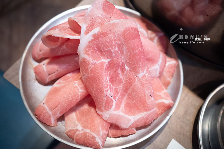 就像闖入實驗室的網美火鍋店,用餐環境舒適,餐點不貴有特色,11歲以下低消100元 就像闖入實驗室的網美火鍋店,用餐環境舒適,餐點不貴有特色,11歲以下低消100元
