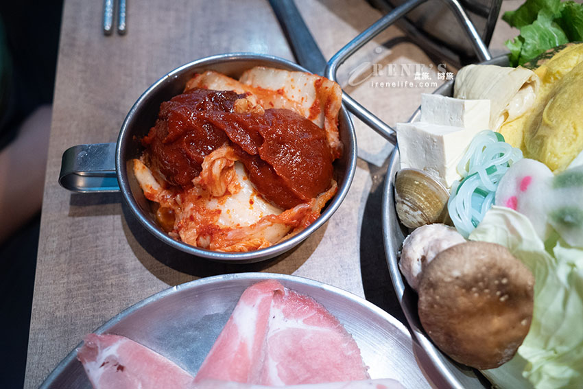 就像闖入實驗室的網美火鍋店,用餐環境舒適,餐點不貴有特色,11歲以下低消100元 就像闖入實驗室的網美火鍋店,用餐環境舒適,餐點不貴有特色,11歲以下低消100元