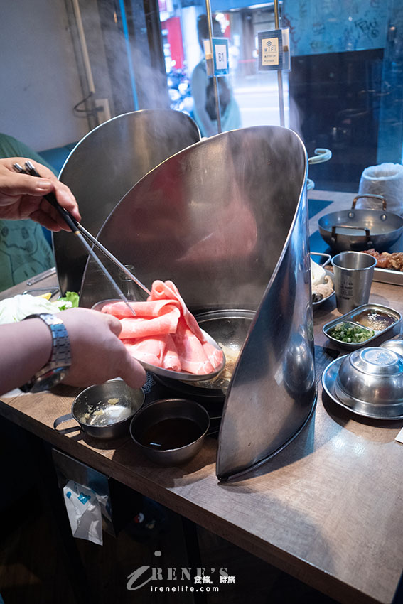 就像闖入實驗室的網美火鍋店,用餐環境舒適,餐點不貴有特色,11歲以下低消100元 就像闖入實驗室的網美火鍋店,用餐環境舒適,餐點不貴有特色,11歲以下低消100元