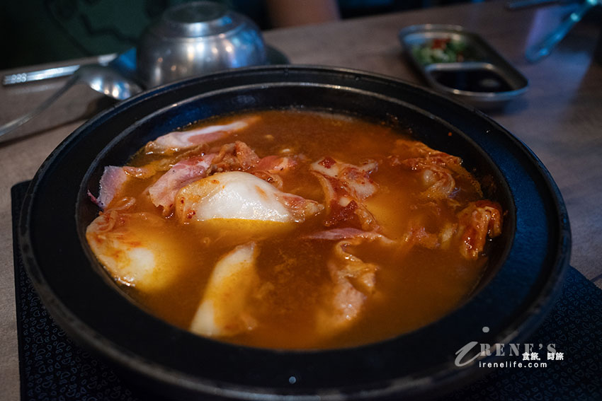 就像闖入實驗室的網美火鍋店,用餐環境舒適,餐點不貴有特色,11歲以下低消100元 就像闖入實驗室的網美火鍋店,用餐環境舒適,餐點不貴有特色,11歲以下低消100元