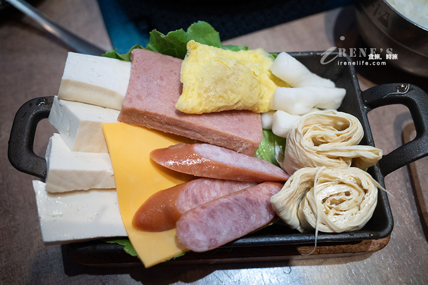 就像闖入實驗室的網美火鍋店,用餐環境舒適,餐點不貴有特色,11歲以下低消100元 就像闖入實驗室的網美火鍋店,用餐環境舒適,餐點不貴有特色,11歲以下低消100元
