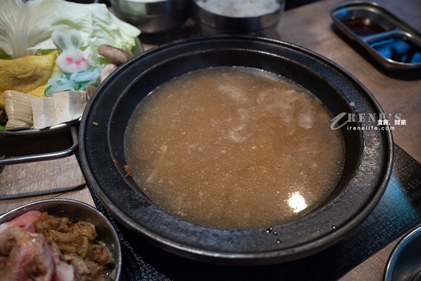 就像闖入實驗室的網美火鍋店,用餐環境舒適,餐點不貴有特色,11歲以下低消100元 就像闖入實驗室的網美火鍋店,用餐環境舒適,餐點不貴有特色,11歲以下低消100元