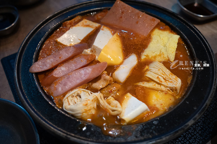 就像闖入實驗室的網美火鍋店，用餐環境舒適，餐點不貴有特色，11歲以下低消100元 @Irene's 食旅．時旅