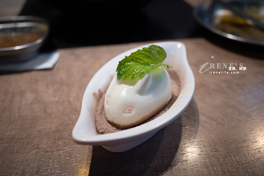 就像闖入實驗室的網美火鍋店,用餐環境舒適,餐點不貴有特色,11歲以下低消100元 就像闖入實驗室的網美火鍋店,用餐環境舒適,餐點不貴有特色,11歲以下低消100元