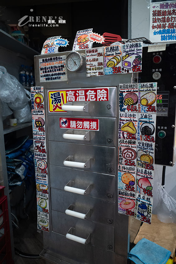 西門町好吃的包子店，包入整條地瓜超豪邁，偽裝成蛋黃酥的包子超可愛