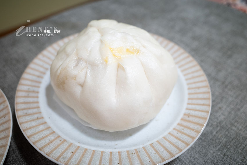 西門町好吃的包子店，包入整條地瓜超豪邁，偽裝成蛋黃酥的包子超可愛