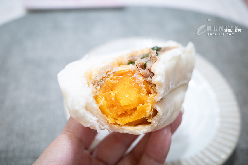 西門町好吃的包子店，包入整條地瓜超豪邁，偽裝成蛋黃酥的包子超可愛