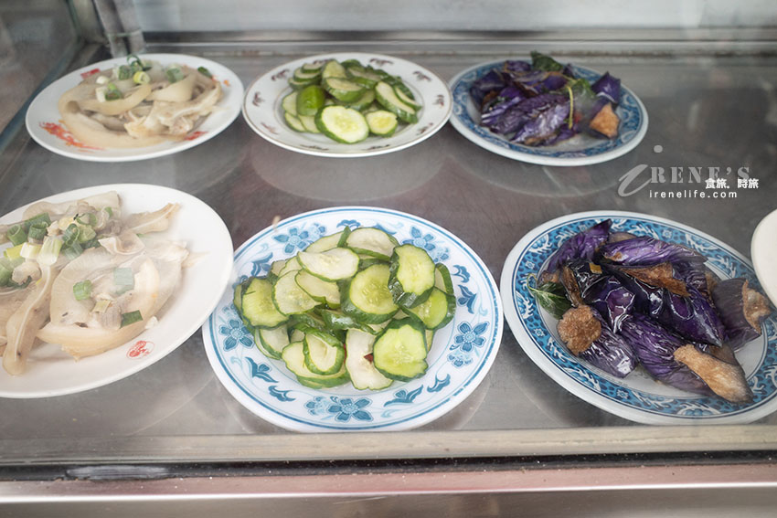 保安宮旁普通平凡的小吃店,餐點選擇性多,蝦仁炒透抽、蚵仔酥、雞捲都好吃 保安宮旁普通平凡的小吃店,餐點選擇性多,蝦仁炒透抽、蚵仔酥、雞捲都好吃
