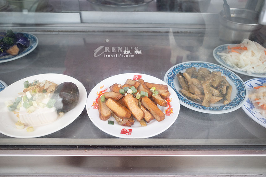 保安宮旁普通平凡的小吃店，餐點選擇性多，蝦仁炒透抽、蚵仔酥、雞捲都好吃