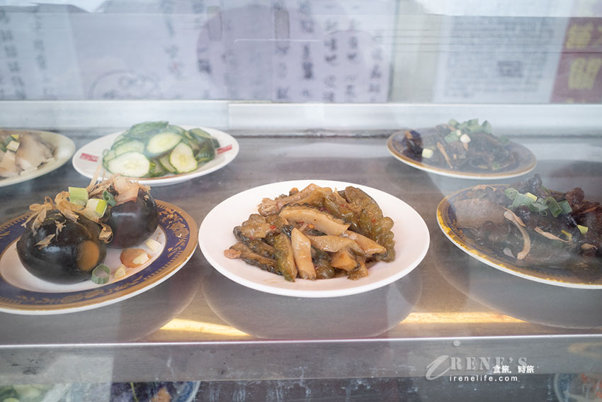 保安宮旁普通平凡的小吃店,餐點選擇性多,蝦仁炒透抽、蚵仔酥、雞捲都好吃 保安宮旁普通平凡的小吃店,餐點選擇性多,蝦仁炒透抽、蚵仔酥、雞捲都好吃