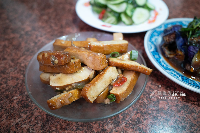 保安宮旁普通平凡的小吃店,餐點選擇性多,蝦仁炒透抽、蚵仔酥、雞捲都好吃 保安宮旁普通平凡的小吃店,餐點選擇性多,蝦仁炒透抽、蚵仔酥、雞捲都好吃