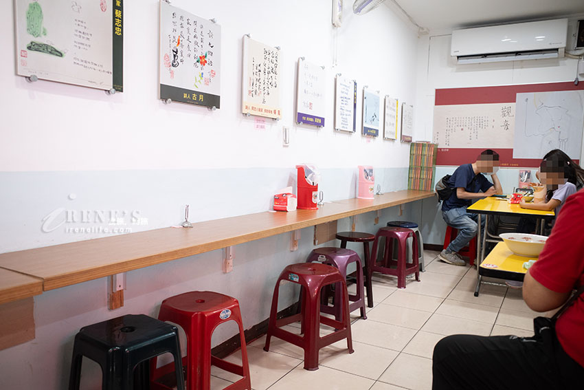 保安宮旁普通平凡的小吃店,餐點選擇性多,蝦仁炒透抽、蚵仔酥、雞捲都好吃 保安宮旁普通平凡的小吃店,餐點選擇性多,蝦仁炒透抽、蚵仔酥、雞捲都好吃