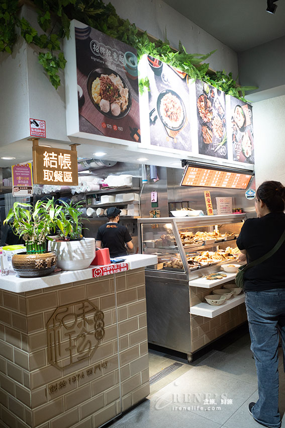 西門町50年老店,整修後的店面舒適有冷氣,滷味櫃一字排開任君挑選,樣樣都很入味 西門町50年老店,整修後的店面舒適有冷氣,滷味櫃一字排開任君挑選,樣樣都很入味