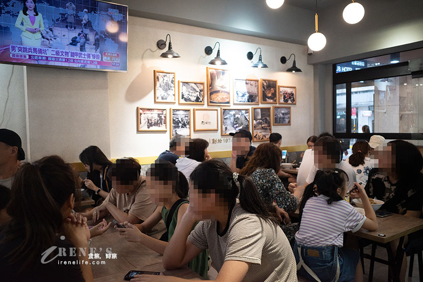 西門町50年老店,整修後的店面舒適有冷氣,滷味櫃一字排開任君挑選,樣樣都很入味 西門町50年老店,整修後的店面舒適有冷氣,滷味櫃一字排開任君挑選,樣樣都很入味