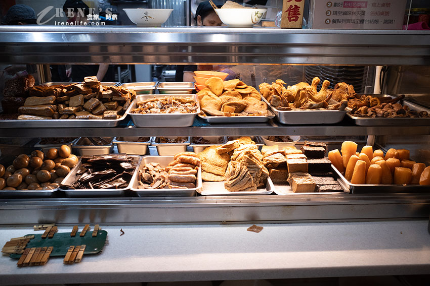 西門町50年老店,整修後的店面舒適有冷氣,滷味櫃一字排開任君挑選,樣樣都很入味 西門町50年老店,整修後的店面舒適有冷氣,滷味櫃一字排開任君挑選,樣樣都很入味