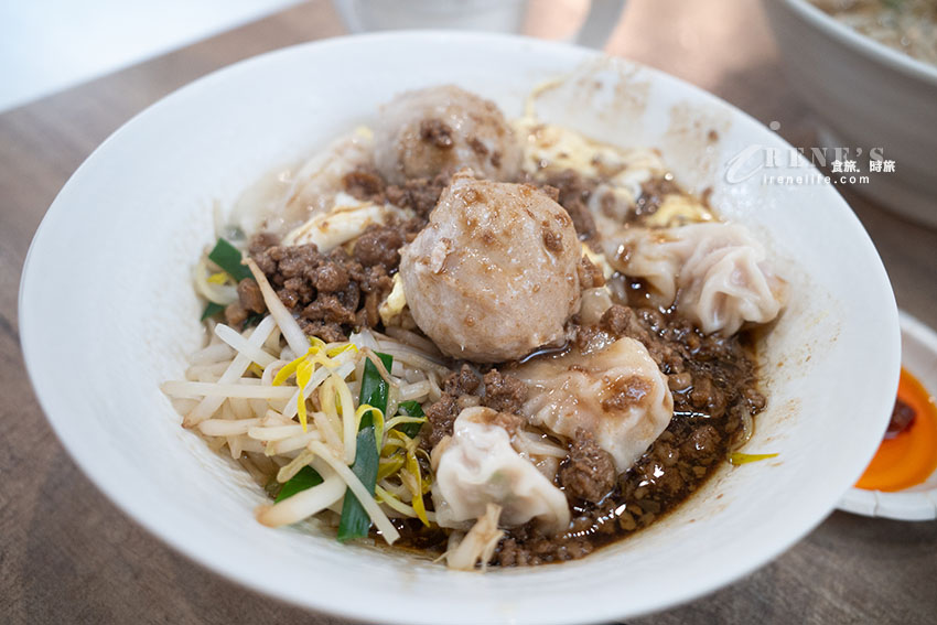 西門町50年老店，整修後的店面舒適有冷氣，滷味櫃一字排開任君挑選，樣樣都很入味 @Irene's 食旅．時旅