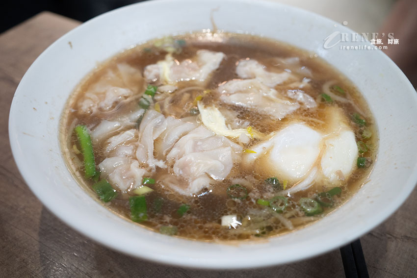 西門町50年老店,整修後的店面舒適有冷氣,滷味櫃一字排開任君挑選,樣樣都很入味 西門町50年老店,整修後的店面舒適有冷氣,滷味櫃一字排開任君挑選,樣樣都很入味