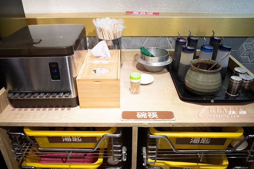 西門町50年老店,整修後的店面舒適有冷氣,滷味櫃一字排開任君挑選,樣樣都很入味 西門町50年老店,整修後的店面舒適有冷氣,滷味櫃一字排開任君挑選,樣樣都很入味