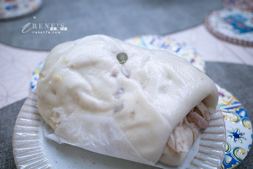 西門町好吃的包子店，包入整條地瓜超豪邁，偽裝成蛋黃酥的包子超可愛