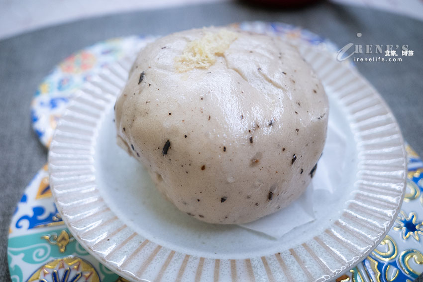 西門町好吃的包子店，包入整條地瓜超豪邁，偽裝成蛋黃酥的包子超可愛