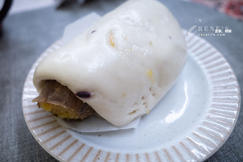 西門町好吃的包子店，包入整條地瓜超豪邁，偽裝成蛋黃酥的包子超可愛