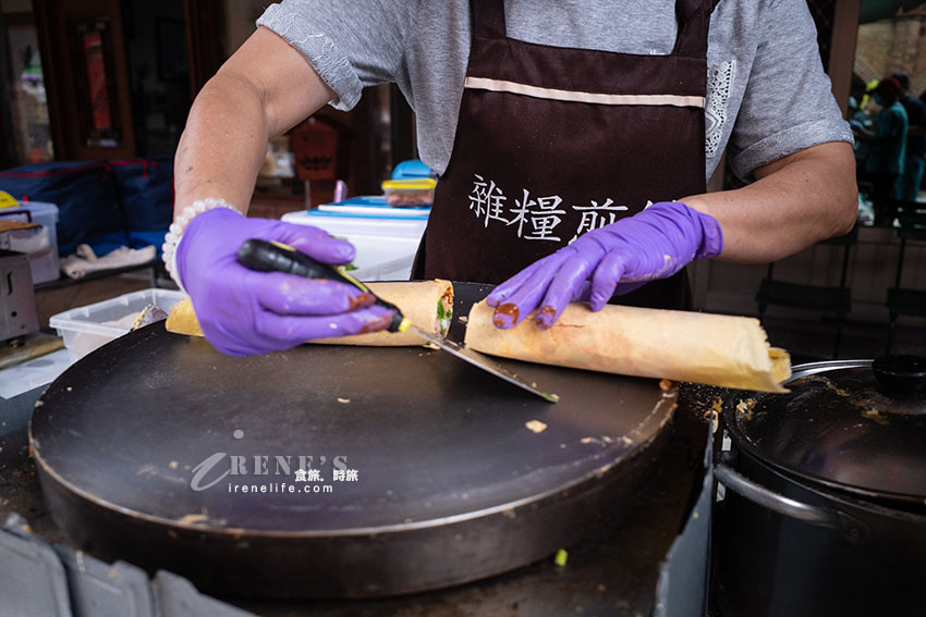湖口老街來自山東的風味小吃，攤前總是圍繞一群人，層層堆砌而成的雜糧煎餅口感豐富