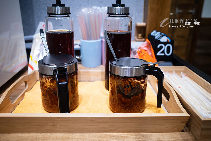 瑪吉酵素臭豆腐蘆洲也有囉！炸到超酥脆內裡柔軟，搭配的醬汁很特別