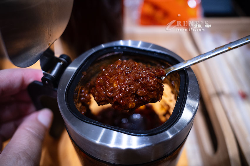 瑪吉酵素臭豆腐蘆洲也有囉！炸到超酥脆內裡柔軟，搭配的醬汁很特別