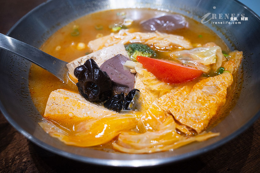 瑪吉酵素臭豆腐蘆洲也有囉！炸到超酥脆內裡柔軟，搭配的醬汁很特別