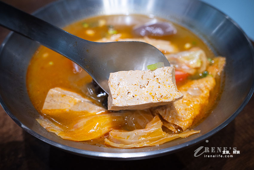 瑪吉酵素臭豆腐蘆洲也有囉！炸到超酥脆內裡柔軟，搭配的醬汁很特別