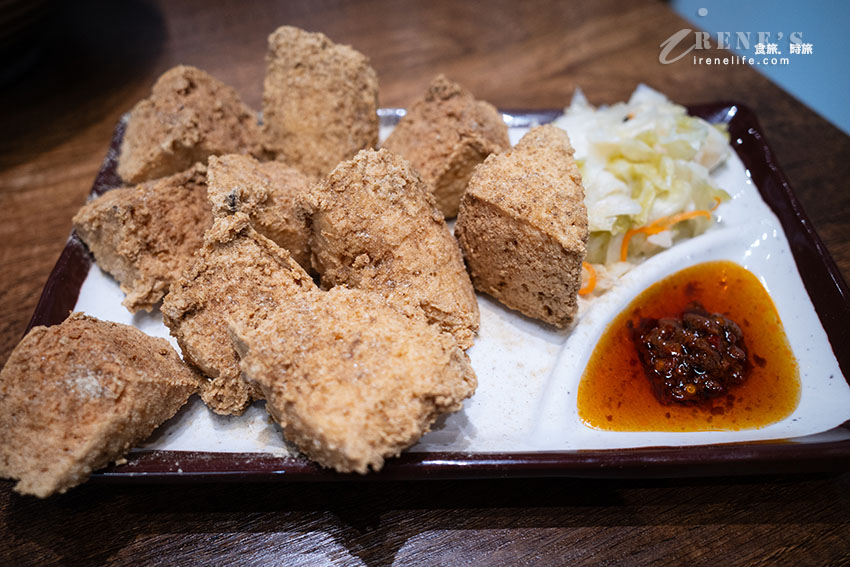 瑪吉酵素臭豆腐蘆洲也有囉！炸到超酥脆內裡柔軟，搭配的醬汁很特別 @Irene's 食旅．時旅