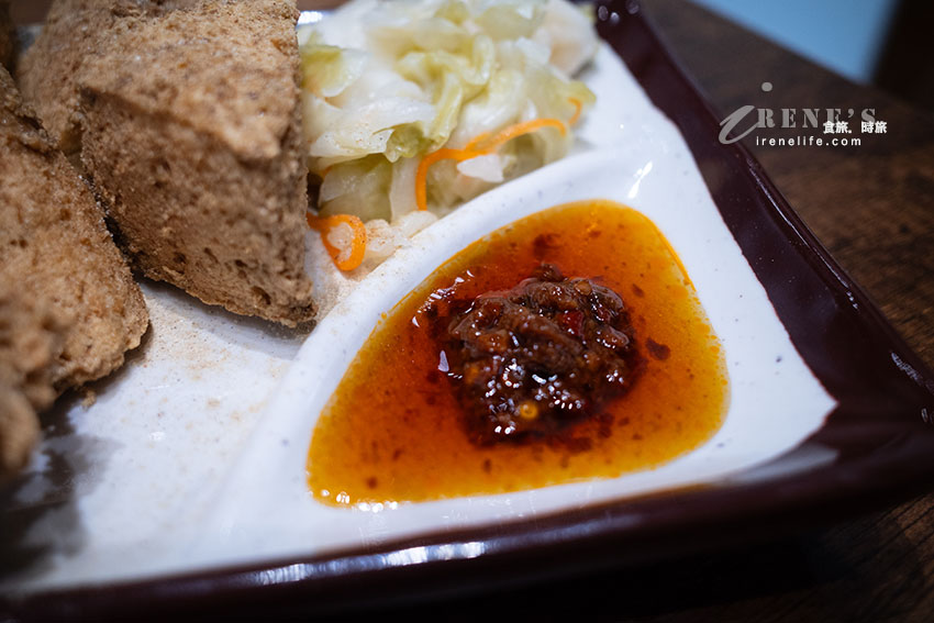 瑪吉酵素臭豆腐蘆洲也有囉！炸到超酥脆內裡柔軟，搭配的醬汁很特別