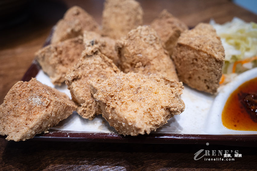 瑪吉酵素臭豆腐蘆洲也有囉！炸到超酥脆內裡柔軟，搭配的醬汁很特別
