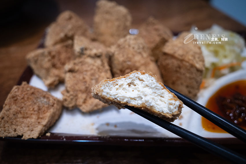 瑪吉酵素臭豆腐蘆洲也有囉！炸到超酥脆內裡柔軟，搭配的醬汁很特別