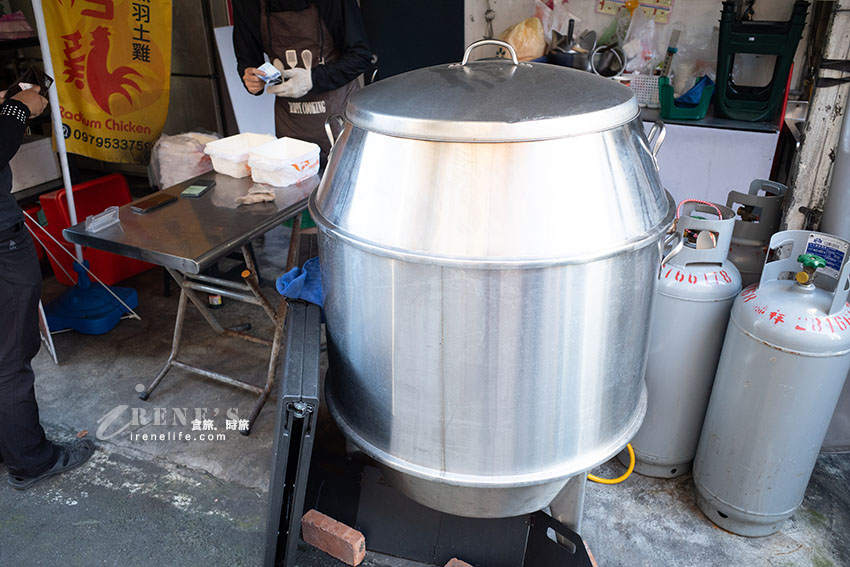 三重烤雞多一家，來自高雄蓮池潭旁的好吃烤雞！皮薄肉多汁，沒預訂買不到