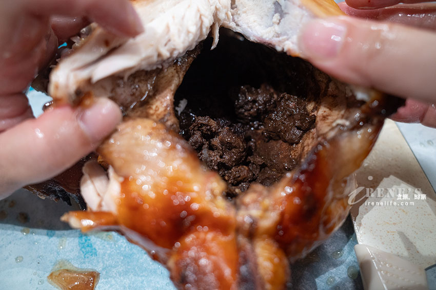 三重烤雞多一家，來自高雄蓮池潭旁的好吃烤雞！皮薄肉多汁，沒預訂買不到